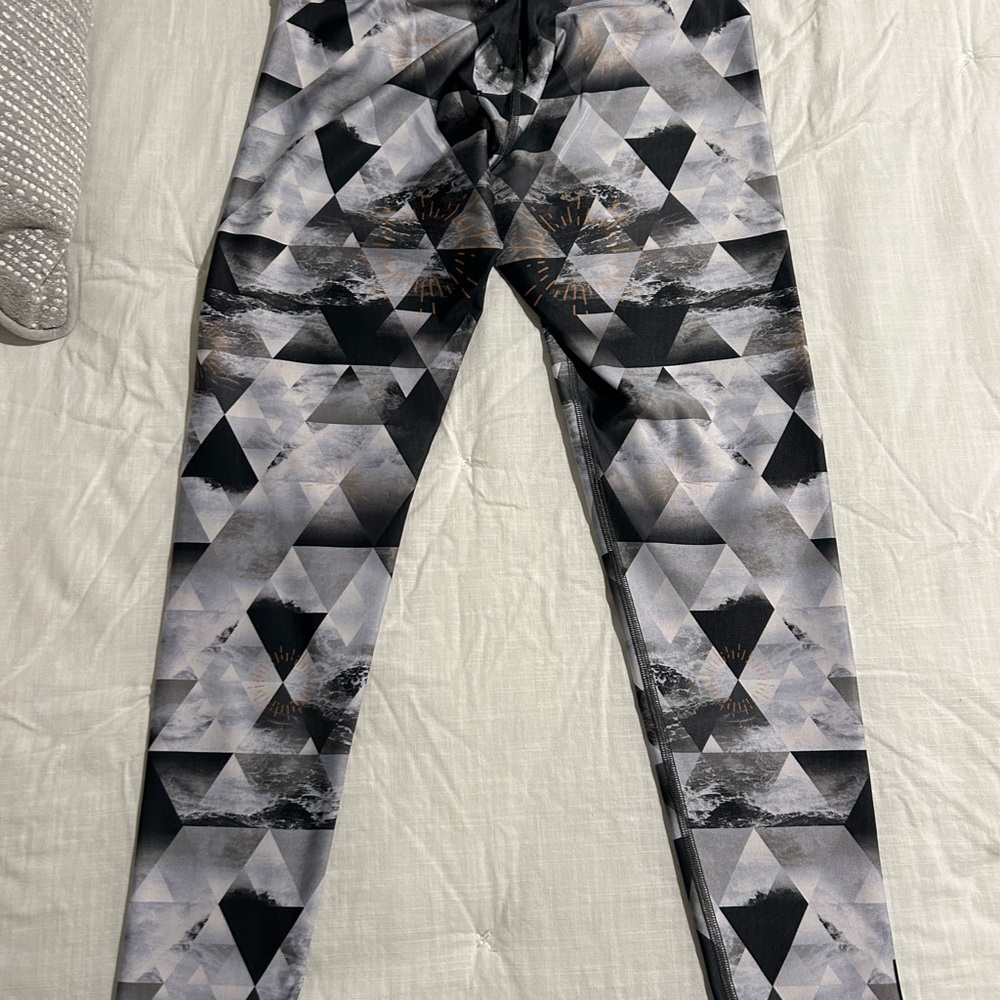 Women's Geometric Patterned Leggings - Black and Gray